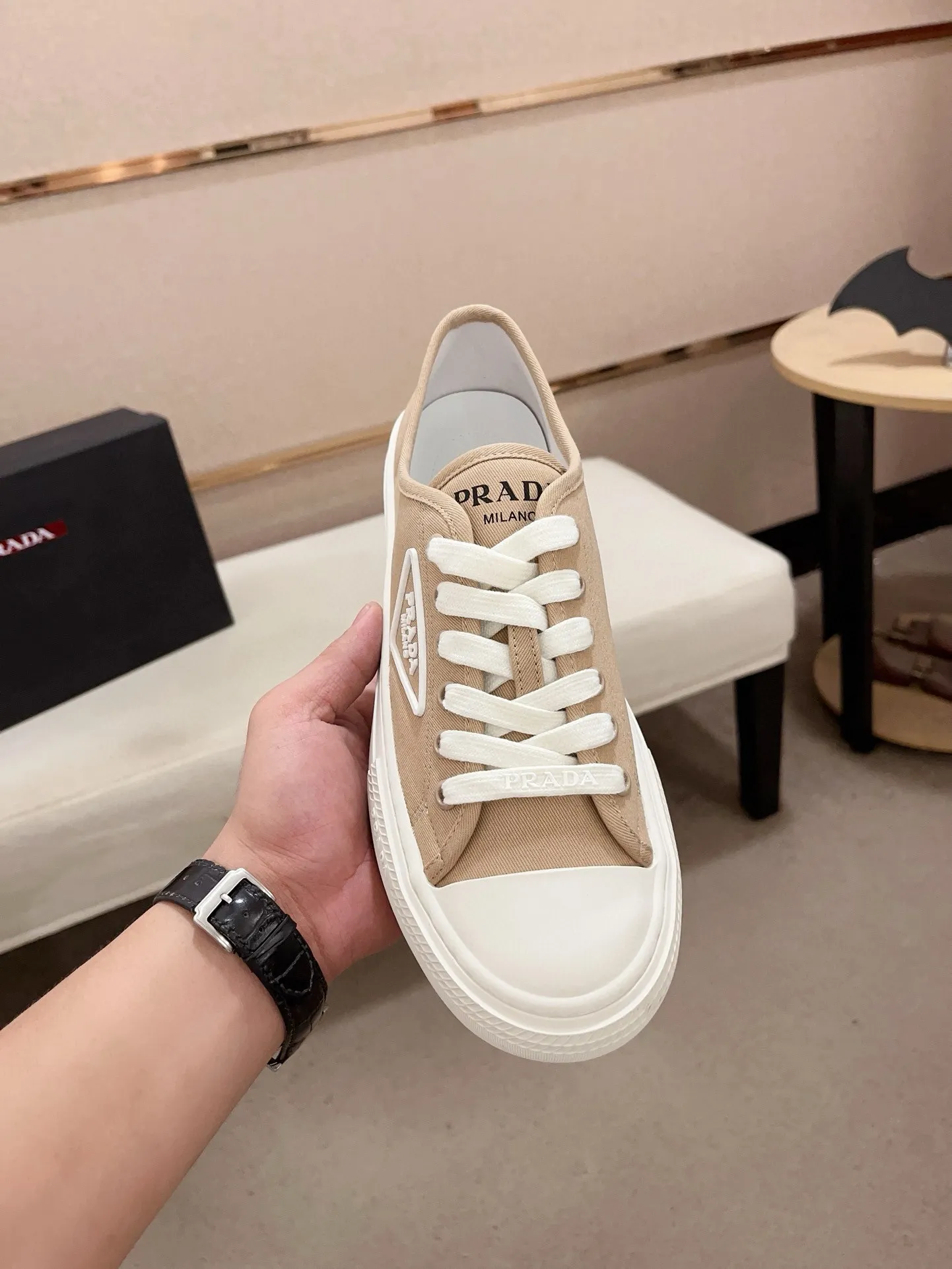 Men's shoes 💰 580💰 ✔️✔️✔️High-quality new PRADA counters are launched at the same time. The new men's shoes and 😘fabrics are selected from first-layer cowhide and are made by pure handicrafts. Lining: Full cowhide lining. 👍🏿 High-end ☄️ air-cushion molded anti-slip rubber outsole, exquisite lines, simple and elegant, comfortable and high-end for leisure travel. Code number: 38 to 44 (45 can be customized)